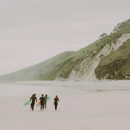 Seronda Surfhouse 旅馆 *