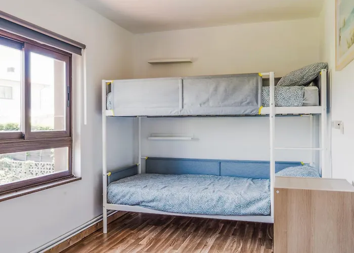 Seronda Surfhouse Hostal Póo